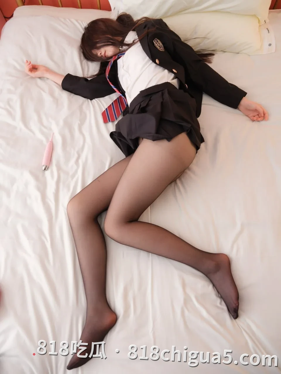 云南昆明性感美女黄秋萍制服诱惑,专业摄影师亲自调教白虎骚穴,电动按摩棒震激阴蒂,嘴巴不由的发出淫叫声。