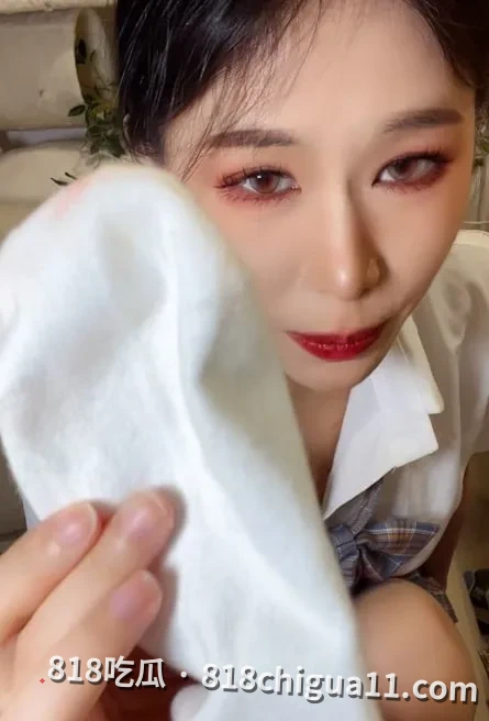 抖音人气女主播宵夜最新私密视频：超薄肉色丝袜配JK制服，诱惑老师各种姿势激情，骚话连篇超级带感！