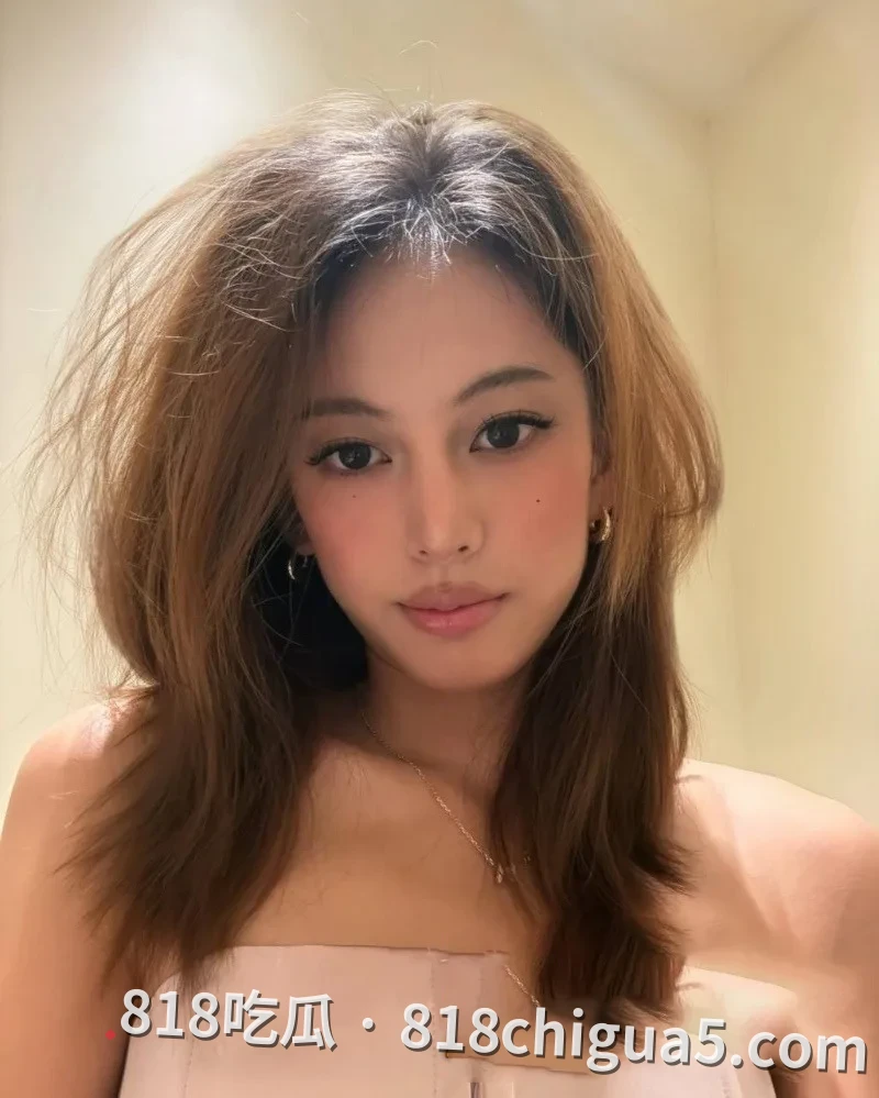 抖音网红博主ray找新欢性爱视频揭秘!表面人畜无害,私下竟是一个吸精狂魔,舌头主动舔出想把大鸡巴塞入口中。