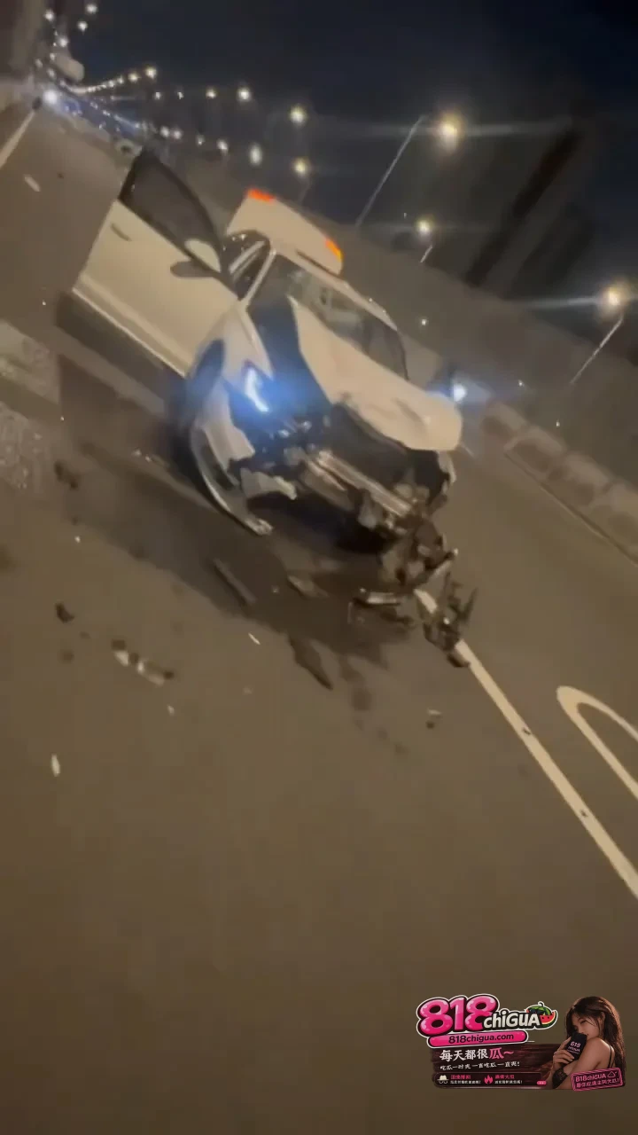 广州白云站附近深夜突发严重交通事故!摩的逆行与小车发生猛烈碰撞,现场车辆严重受损,一家三口全部被撞飞!