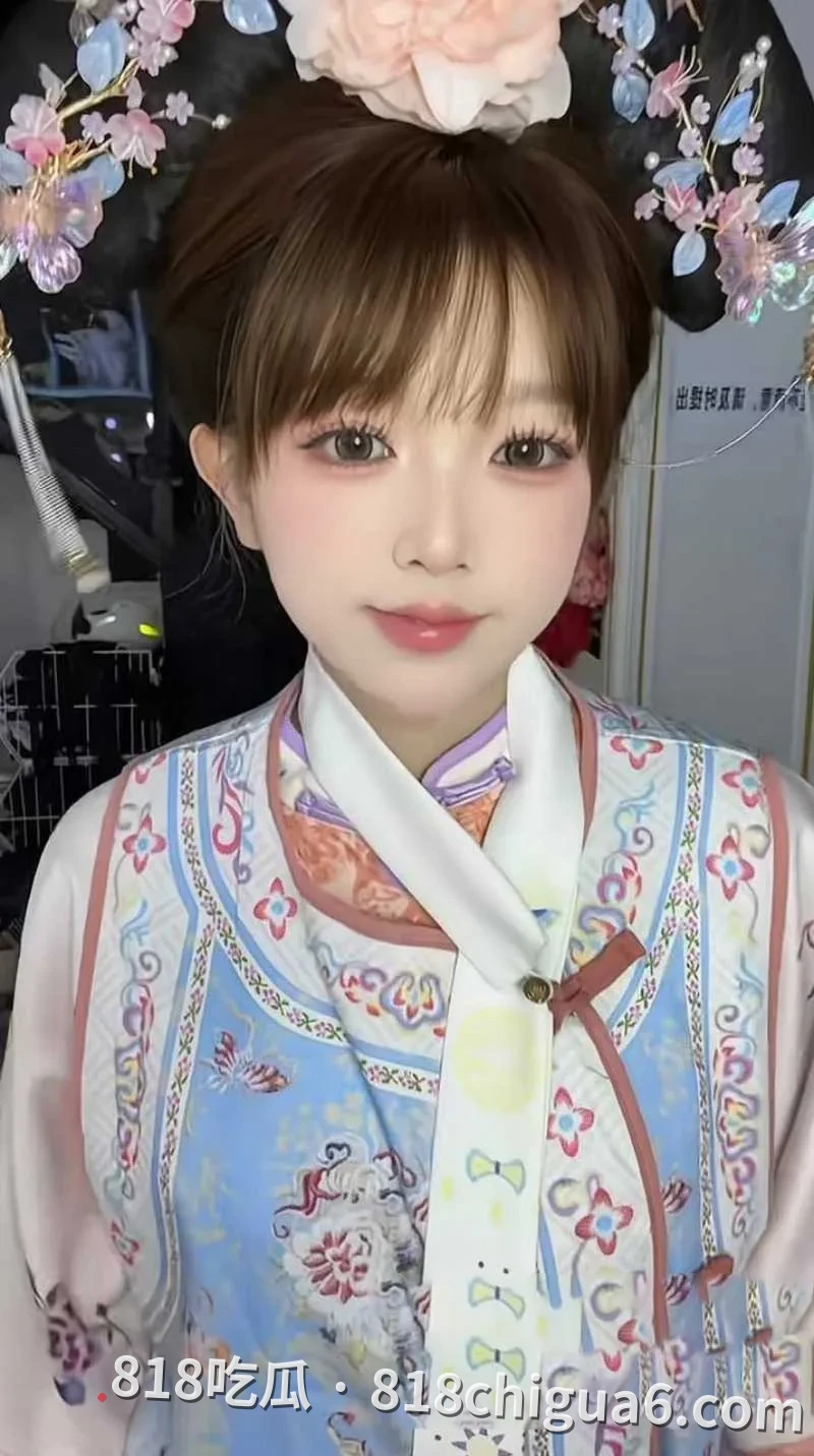 抖音网红我就是图图被前夫大V蓝战非曝光出轨事件!两人多年来的露骨聊天记录被挖出,母狗在床上挨肏,还被掰成一字马猛插。