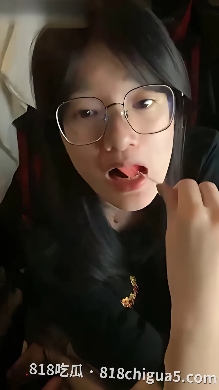浙江宁波大学清纯母狗徭平莹偷拍录像流出!眼睛反差婊主动在凳子上展露白虎骚逼,被大鸡巴插到高潮喷水,淫荡叫声响彻不止。