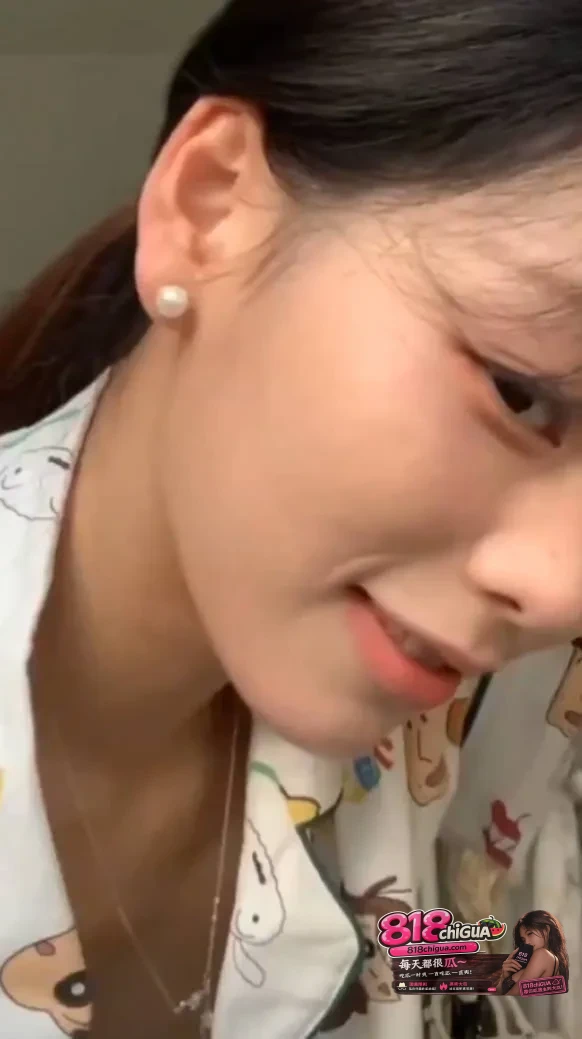 擦边漏点都卷成这样了!盘点抖音女主播直播疑似露点瞬间,真空出镜乳头若隐若现,弯腰对镜头看似无意实则故意?