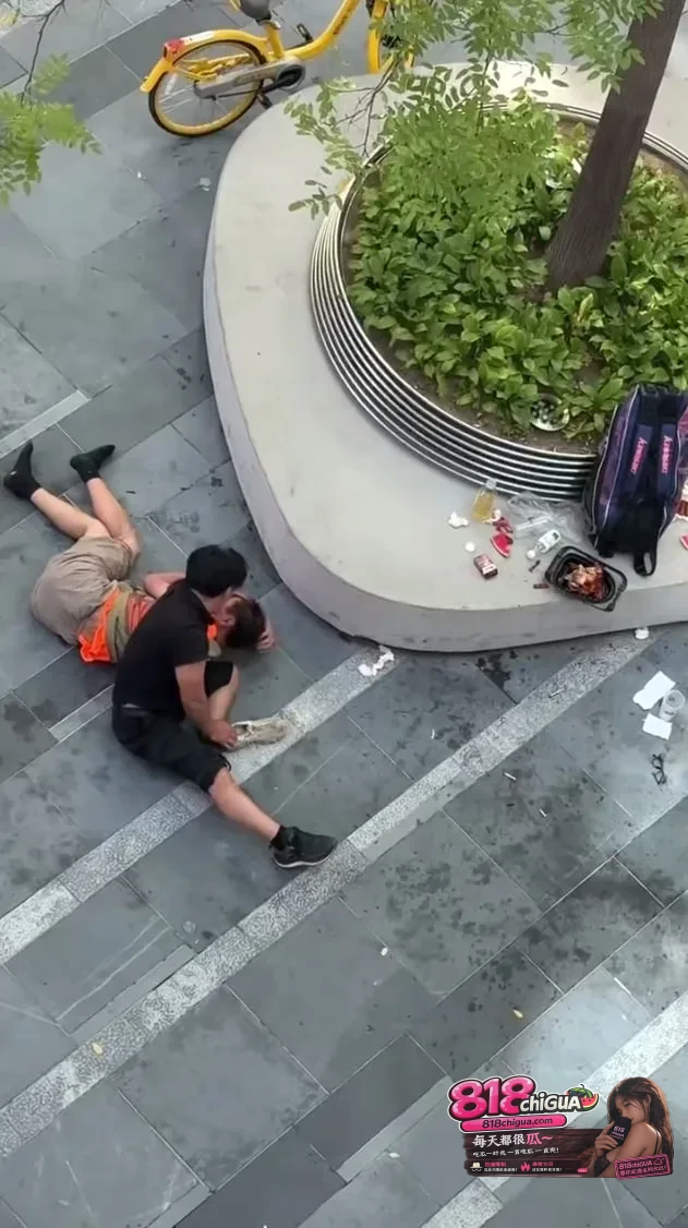 UFC赛场外的荒唐“拳赛”：男子乱扔垃圾还殴打环卫工，谁给你的嚣张底气？