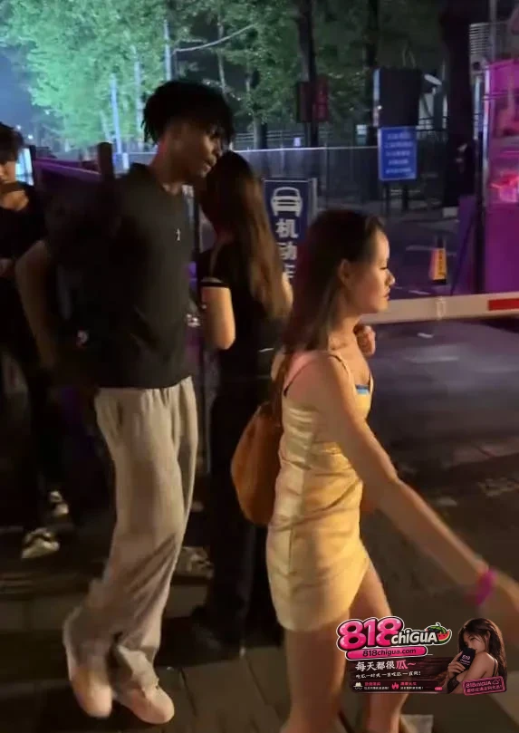 广东街头再现“亚洲马桶”!已婚少妇倒贴黑爹主动约酒店交欢,遭粗黑巨根无套贯穿蜜穴,事后被黑鬼发外网炫耀!