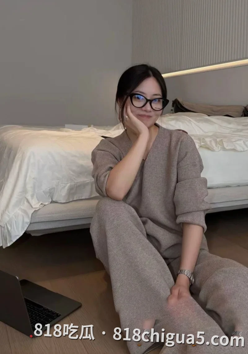 震惊!萧敬腾演唱会现场直播翻车,疑似被粉丝强吻遭拒引发纠纷,后续竟曝出其同时交往多人内幕,连私密录像都被网友扒出!