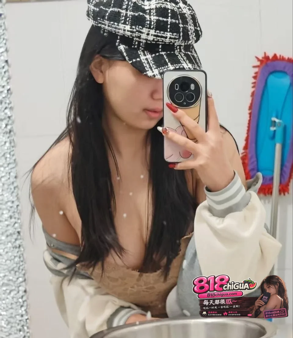 厦门大学翘臀妹樊娜白天甜美戴帽自拍晚上酒店黑丝吊带跪趴翘臀被猛干骑乘抽插索取无度!