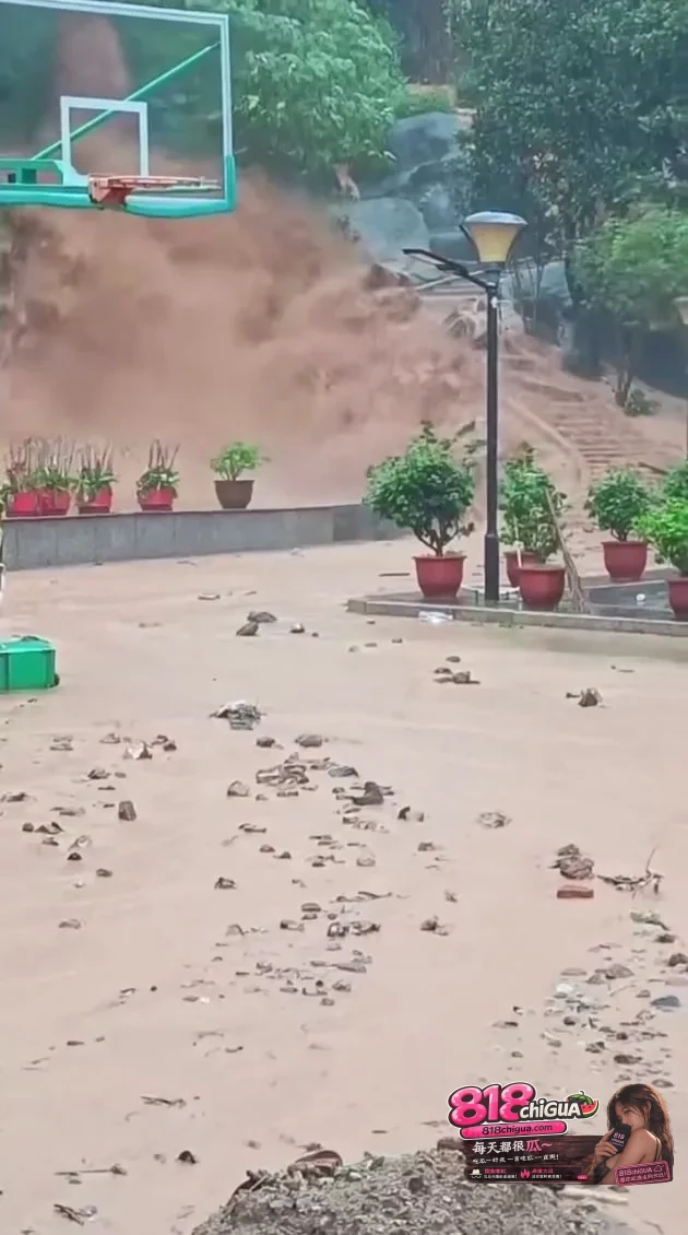 突发暴雨！莆田西洙洪水漫灌老房，高龄老人受困，救援力量正火速集结