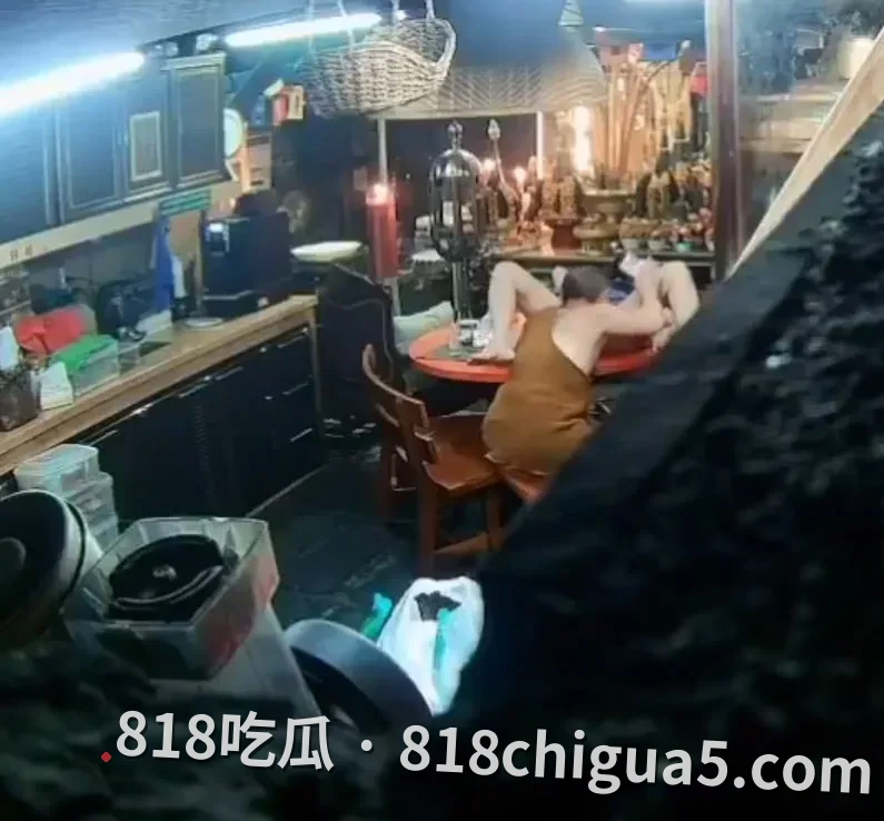 泰国佛教界震撼全国丑闻：大城府佛泰沙旺寺66岁住持龙婆初（阿提措法师）被捕，涉嫌挪用9200万泰铢寺庙捐款转给亲密女弟子！僧舍监控曝光住持在供桌上公然犯戒、与女子当场性交，泰国佛教崩溃了？
