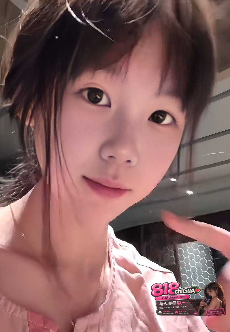 只要钱到位什么姿势我都会 快手嫩妹雨彤火爆出圈 不仅在线上提供高端定制福利 还接一对一直播做爱互动