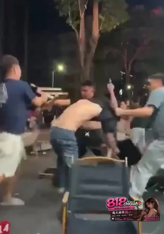 现在人戾气真重！夜市烧烤摊突发斗殴，多名男子大打出手，手拿折叠凳互砸头部，场面一片混乱！