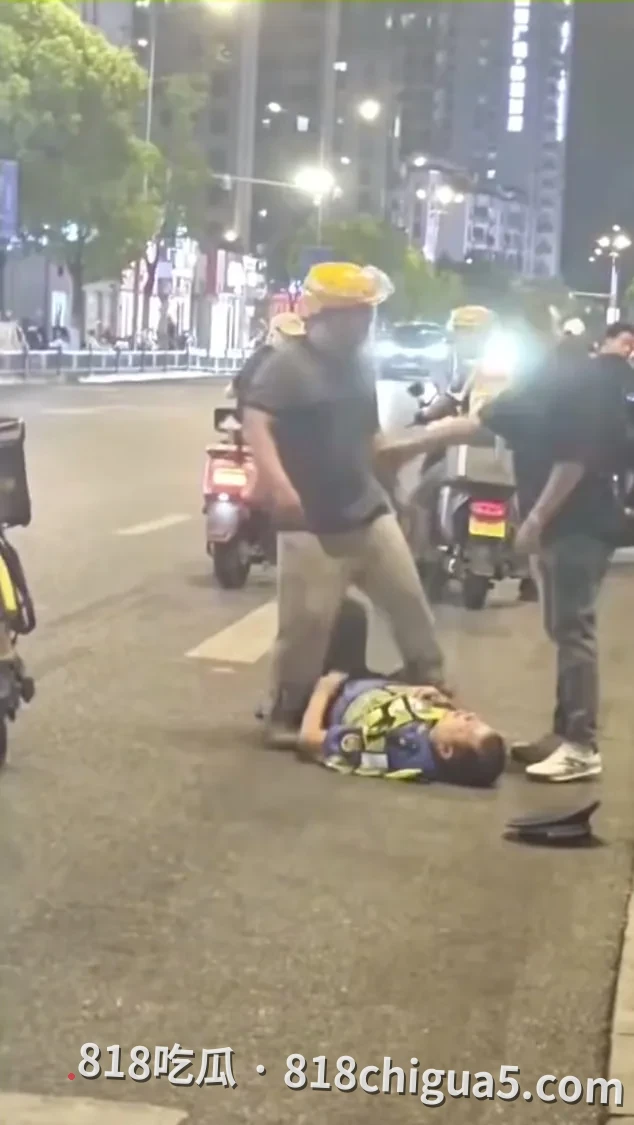 街头冲突的背后：外卖员当街与交警发生肢体冲突，生活不易绝非违法理由