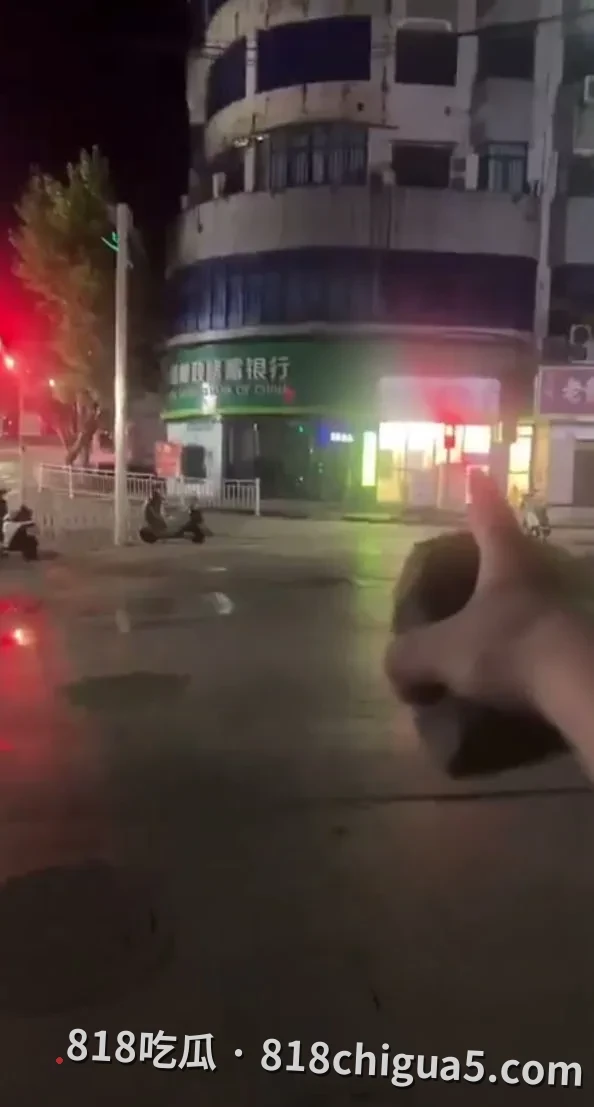 荒唐至极!贵州一男子刚被放出来又打砸邮政银行,声称“就想进去包吃包住”