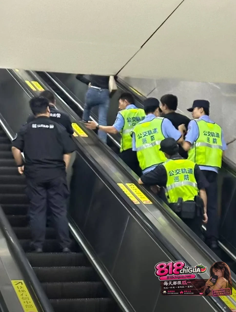 是摆拍还是另有隐情?南京地铁少年失控踹门、叫嚣报复,公共安全绝非网红道具!