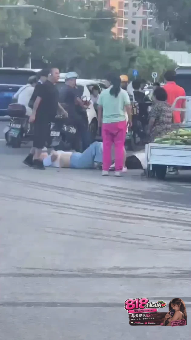 疯狂的茶百道打架1v4!线下混战冲上热搜,别让暴戾撕碎了品牌体面