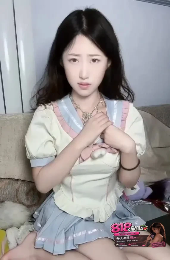 抖音32万粉丝网红清纯萝莉柯宝碎碎念不爱说话的ler婶子大尺度骚舞户外漏出闪光肛塞极其淫荡极致反差视频曝光