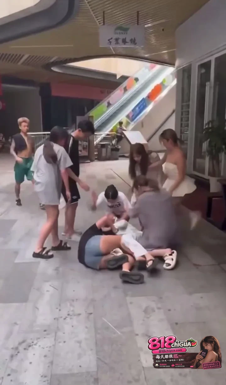 当街扯发、脚踢、扇耳光!“精神小妹”暴力霸凌何时休?法治底线不容叫嚣