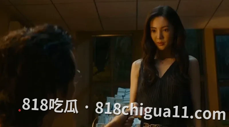 AI魔改金晨剧情版《孤注一掷》片源曝光!性感女星为救同伴不惜献身经理办公室,含泪跪地卖力讨好只为拿回护照。