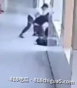 越南胡志明市ThạnhAn乡一所中学突发持刀伤人事件!15岁男孩校园袭击大开杀戒,导致多名同学重伤!网传为完成“系统任务”引发关注!