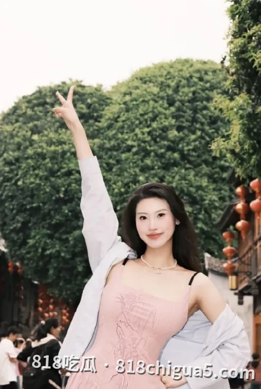 武汉科技大学高颜值眼镜妹李楚玲与男友的性爱视频完整泄密流出! 粉嫩骚逼主动女上位吸精,嘴嗦大屌展示精湛口技。