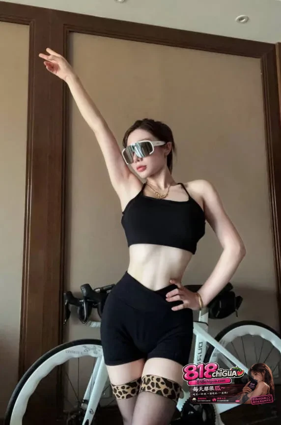 抖音网黄【皇阿玛】1V1重金定制视频流出!爆乳肥臀肉感十足,丰腴身姿骇世惊俗,尺度炸裂!