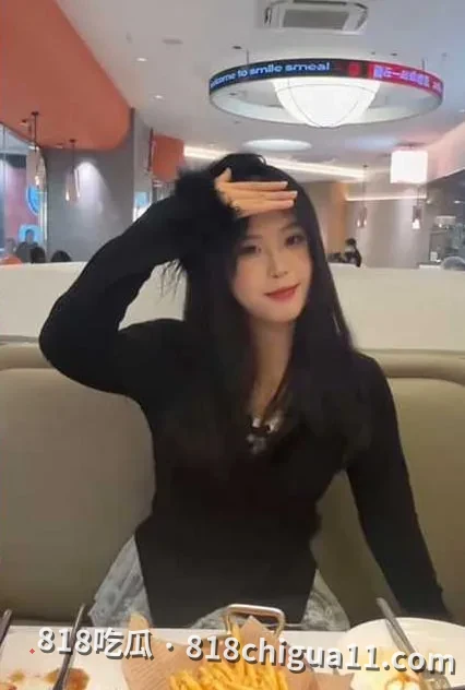 广州顶美赵夏萍在校空乘被金主包养视频泄密!在酒店房间内被情趣玩具玩到高潮连连,大鸡巴无套爆操小穴夹的好紧,差点受不了就全射在骚逼中。