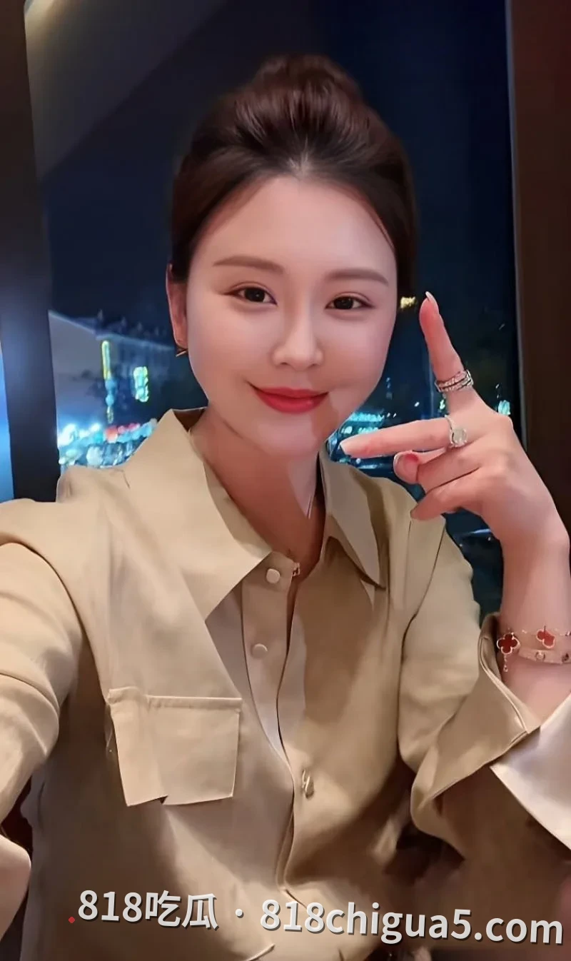 抖音网红英子直播怒撕前男友温枪枪    拿着原配的钱与女粉丝酒店打炮   母狗在床上吃鸡吧视惨遭曝光