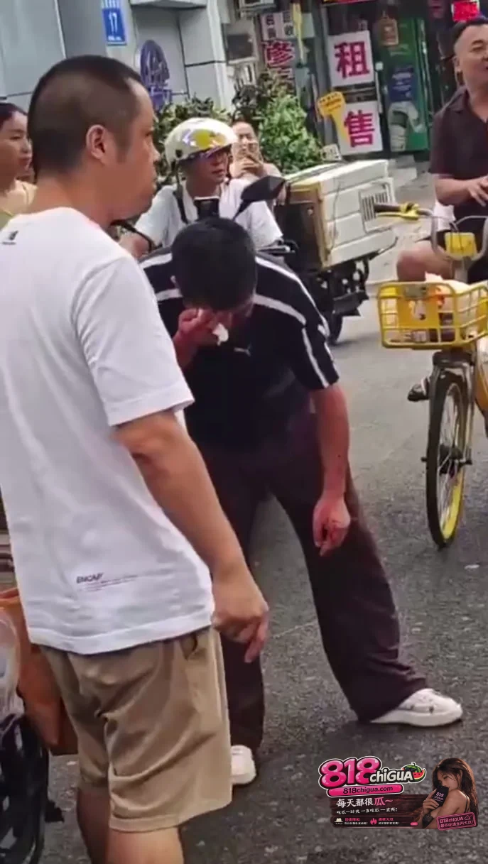 男女街头混战乱作一团:情绪失控的激情互殴,撕下的是法律与文明的底线