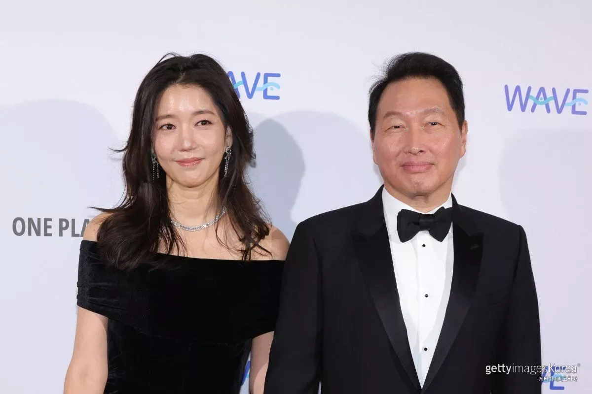 小三扶正！公司总资产近2700亿美元，韩国财阀携“外遇对象”现身