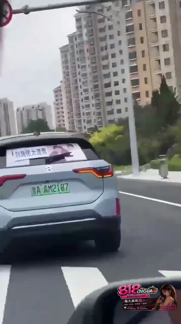 街头惊现“渣男游街车”!女子被骗财骗色痛下狠手,疯狂维权的背后是解气还是违法?