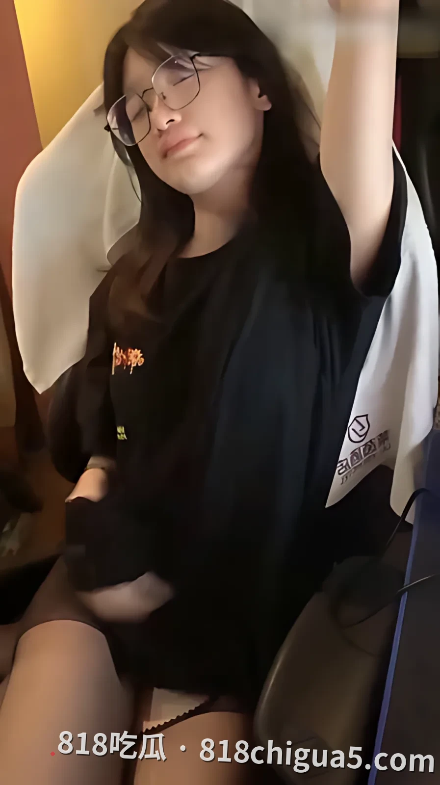 浙江宁波大学清纯母狗徭平莹偷拍录像流出!眼睛反差婊主动在凳子上展露白虎骚逼,被大鸡巴插到高潮喷水,淫荡叫声响彻不止。