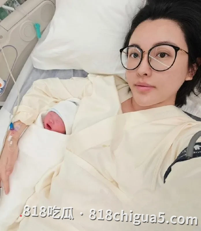 抖音网红张凯毅官宣离婚!4斤黄金凤冠神仙爱情仅两年就散,如今离婚后彻底放飞约炮成性,淫秽视频全网疯传被怒喷荡妇!