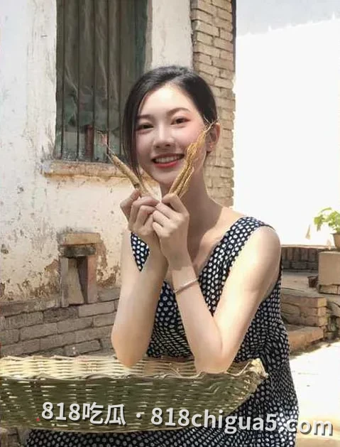 江西抚州高等学院校女曹雪平与男友私密视频曝光!口吸大屌还时不时的眼神挑逗,母狗舒服了就不想动,只好拿跳蛋调教。