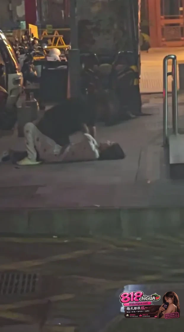 四川街头夫妻爆发激烈互殴!拳拳到肉“这是真打呀”,网友:过不下去也别违法!