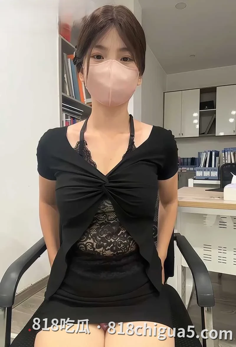 白天清纯可爱美女 夜晚反差婊变母狗 装修公司前台美女gougou13自慰直播在工位假屌插穴热尿狂喷