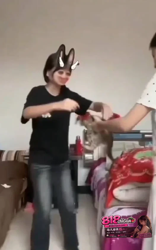 可以不爱,请别伤害!快手虐猫视频引发众怒!两名女生直播对猫咪实施伤害,事后狡辩称“猫咪患猫瘟”才这样的,网友质疑并要求道歉!