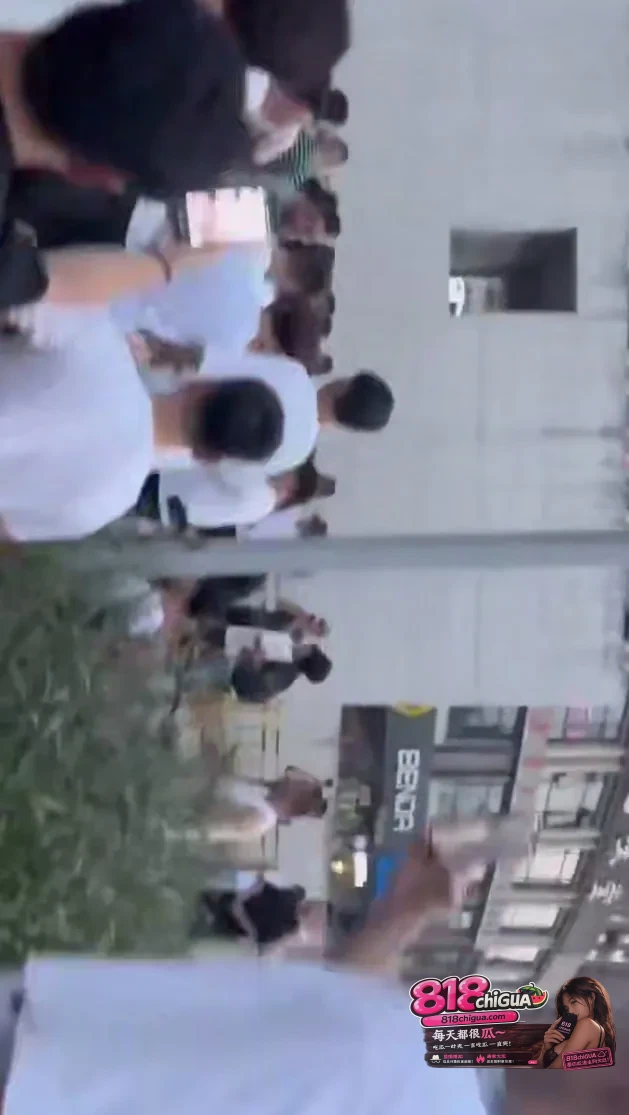 重庆时代峰峻抗议现场管控再升级!多人被捕带上大巴,追星维权越界变成违法闹剧?
