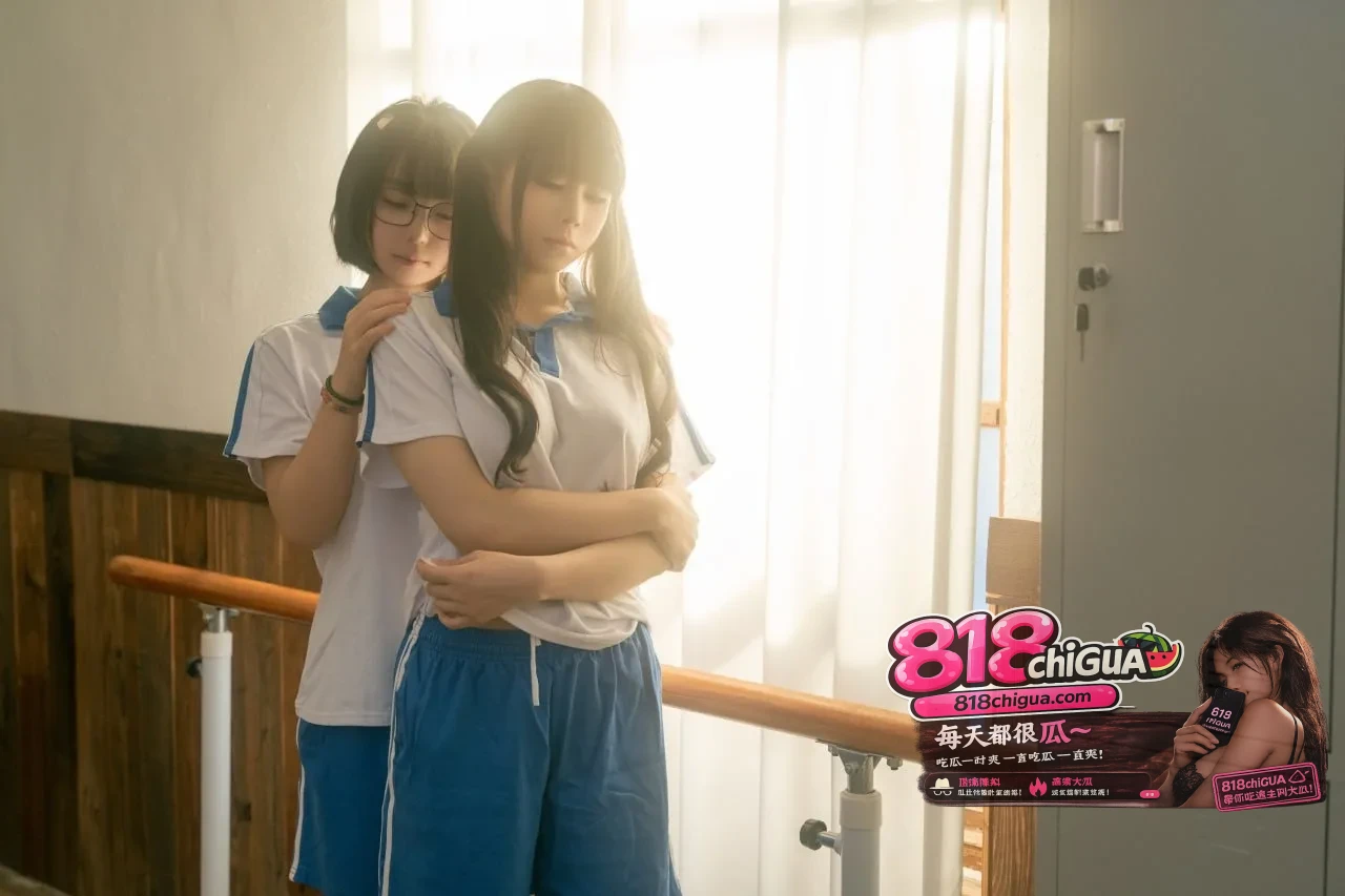 摄影大神铁手叫兽私拍百合校服双子《不开心没烦恼》画风唯美互舔吸奶香艳画面极具视觉冲击!