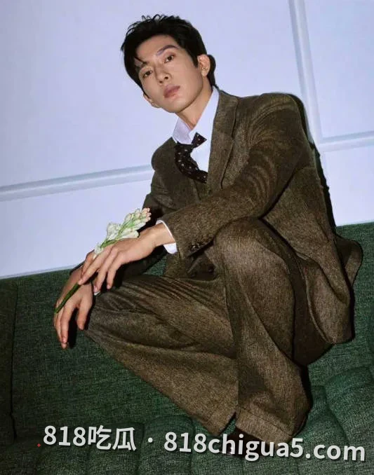娱乐圈重磅八卦,井柏然与刘雯秘密领证传闻冲上文娱热搜!早期男同传闻再次被翻出,背后大佬竟是何炅!