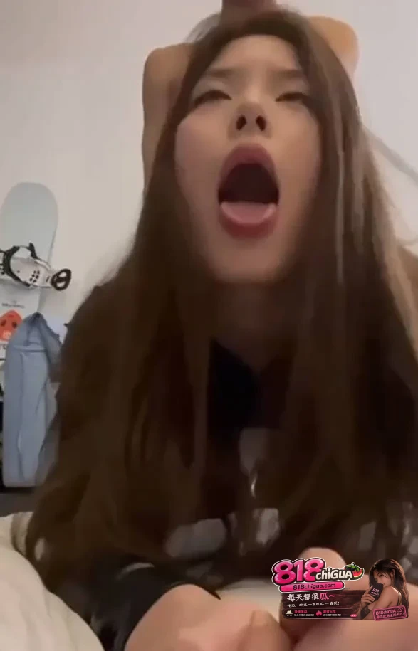 推特巨乳母狗【oOooo】最新福利视频流出!紧身皮衣配黑丝,被男主按在身下无套猛干,尽显风骚属性!