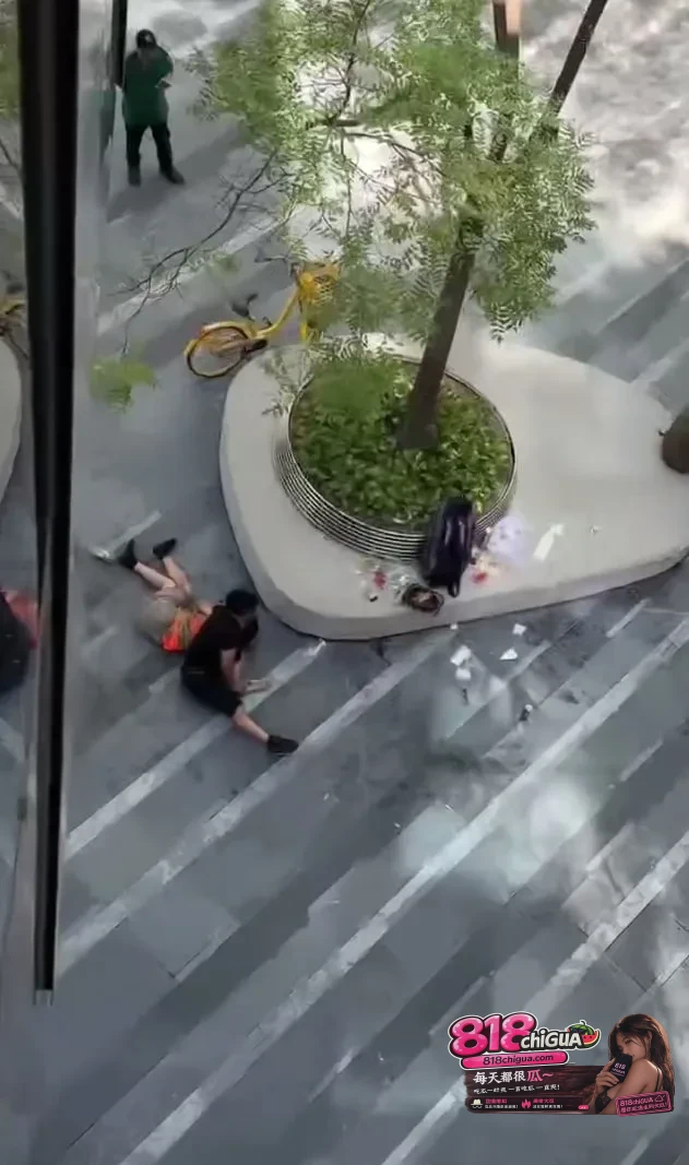 UFC赛场外的荒唐“拳赛”:男子乱扔垃圾还殴打环卫工,谁给你的嚣张底气?