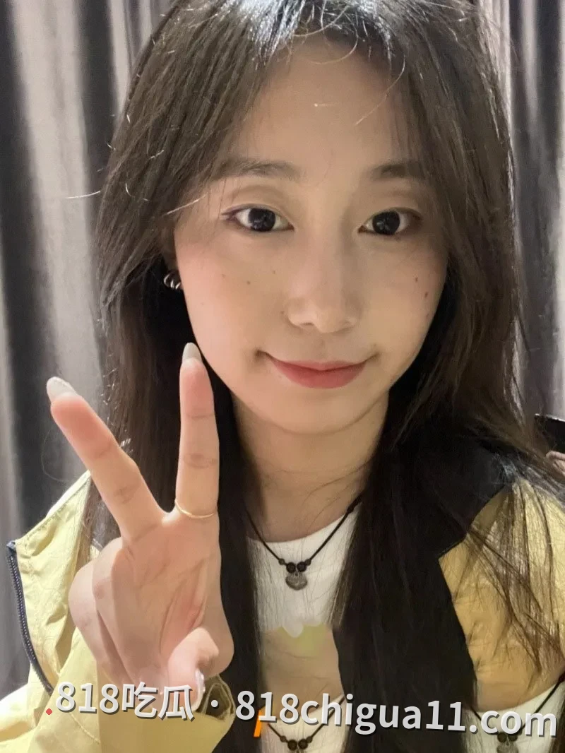 清纯校园女神钟妹叶私密视频被前男友曝光!母狗抓着粗壮肉棒后立即化身痴女,跪地含住并做出各种骚浪表情,让人难以相信这么饥渴。