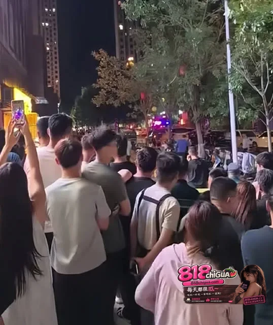 济南华山环宇金街17号深夜血案!女友出轨被捅,男主砍死第三者后跳楼自杀,现场血迹斑斑,全网震惊!