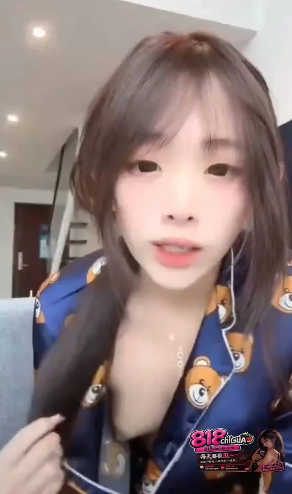 擦边漏点都卷成这样了!盘点抖音女主播直播疑似露点瞬间,真空出镜乳头若隐若现,弯腰对镜头看似无意实则故意?