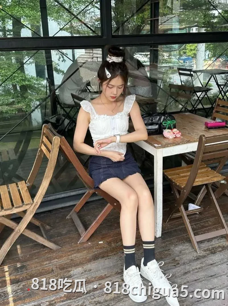 银行柜姐昕如与前男友做爱视频被爆!用性感网袜黑丝勾引,主动跪着口吸大屌进行安抚,喉咙还时不时的发出呻吟声。