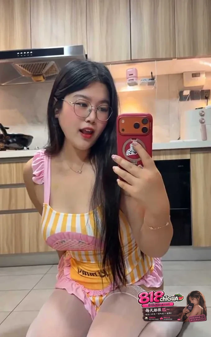 抖音36万粉丝网红 菠萝云饺 肉感十足的反差骚货 户外多场景调教合集