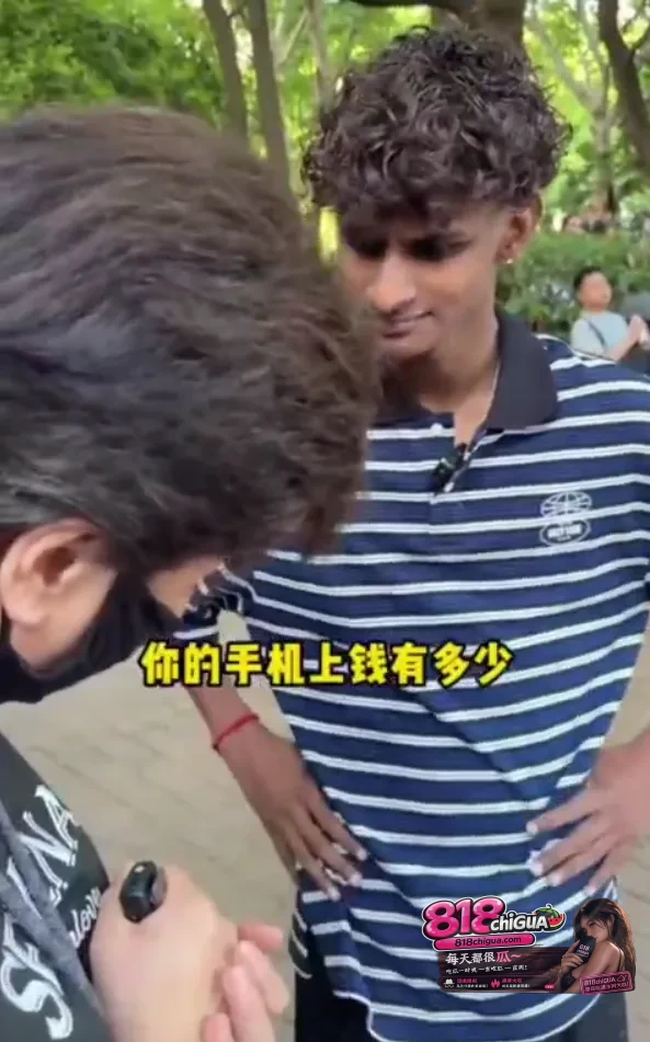 印度三哥来到上海相亲角相亲强调自己是印度高种姓可以给女方做咖喱牛肉。 结果被中国阿姨怼得一句话说不出!