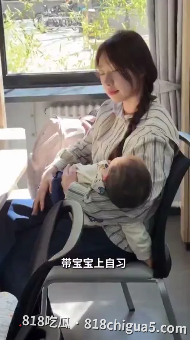 “全校第一个生娃的00后清华女大”火了:一边卷高学历,一边带娃上学,这合理吗?