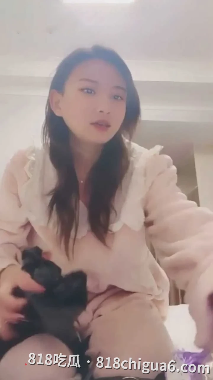 夜场女王大啾啾主动约大哥酒店调教视频曝光!主动被蒙眼捆绑吸大奶子,开档黑丝后入肏穿骚逼小穴,女上位主动索吻享受极致的高潮。