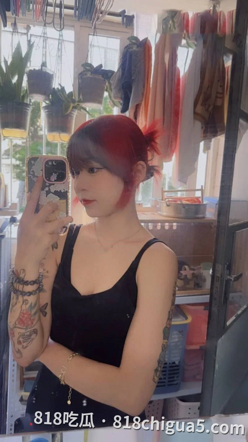 贵州乖巧小妹李磬被金主网络调教浴室湿身戏码,隔着雾气揉弄胸部,戴上沾有体液的内衣发号施令,真实无剪辑版本外泄。